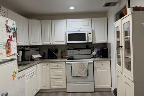 Condo in Pompano Beach, Florida, 2 bedrooms  № 2027056 - photo 11