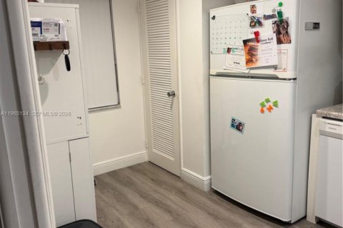 Condo in Pompano Beach, Florida, 2 bedrooms  № 2027056 - photo 9