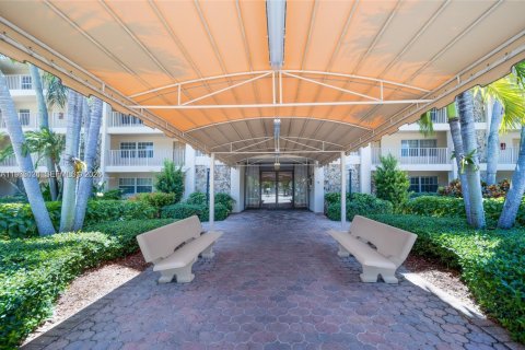Condo in Pompano Beach, Florida, 2 bedrooms  № 2027056 - photo 2
