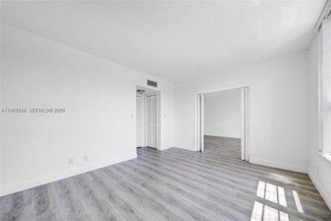 Condo in Pompano Beach, Florida, 2 bedrooms  № 2027056 - photo 18