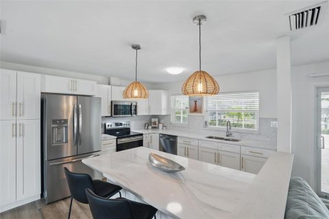 House in Cape Coral, Florida 3 bedrooms, 123.93 sq.m. № 1851351 - photo 19