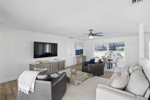 House in Cape Coral, Florida 3 bedrooms, 123.93 sq.m. № 1851351 - photo 10
