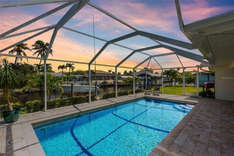 House in Cape Coral, Florida 3 bedrooms, 123.93 sq.m. № 1851351 - photo 1