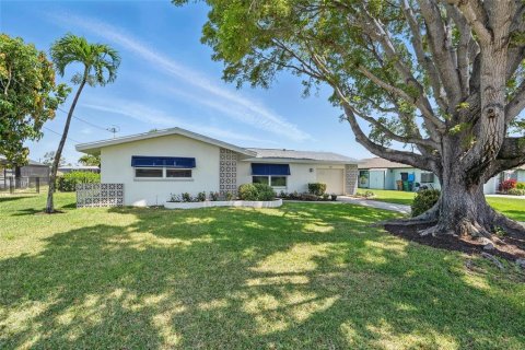 House in Cape Coral, Florida 3 bedrooms, 123.93 sq.m. № 1851351 - photo 6