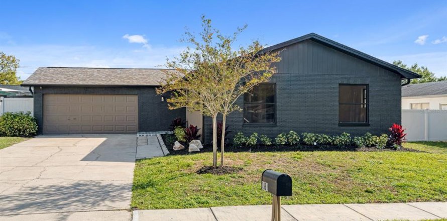 House in Dunedin, Florida 3 bedrooms, 148.09 sq.m. № 1757089