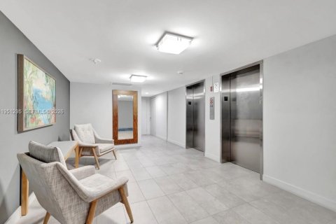 Condo in Fort Lauderdale, Florida, 2 bedrooms  № 2054513 - photo 19