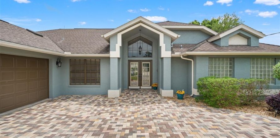 House in Spring Hill, Florida 4 bedrooms, 243.68 sq.m. № 2139702