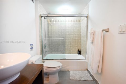 Condominio en venta en Miami Beach, Florida, 55.74 m2 № 1860413 - foto 18