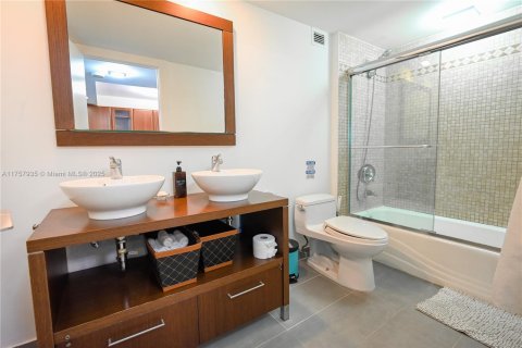 Condominio en venta en Miami Beach, Florida, 55.74 m2 № 1860413 - foto 17