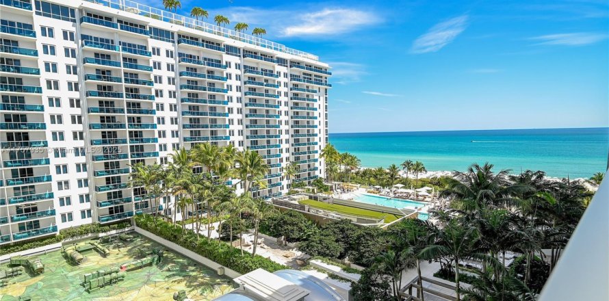 Estudio en el Condominio en Miami Beach, Florida  № 1860413