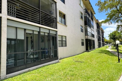 Condo in Tamarac, Florida, 2 bedrooms  № 2168064 - photo 22