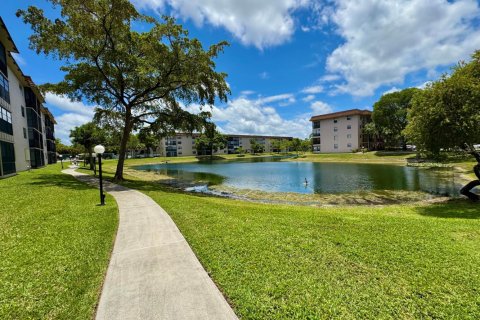 Condo in Tamarac, Florida, 2 bedrooms  № 2168064 - photo 23
