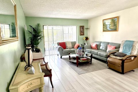Condo in Tamarac, Florida, 2 bedrooms  № 2168064 - photo 2