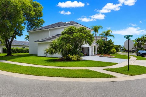 House in Pembroke Pines, Florida 5 bedrooms, 293.2 sq.m. № 2251193 - photo 2