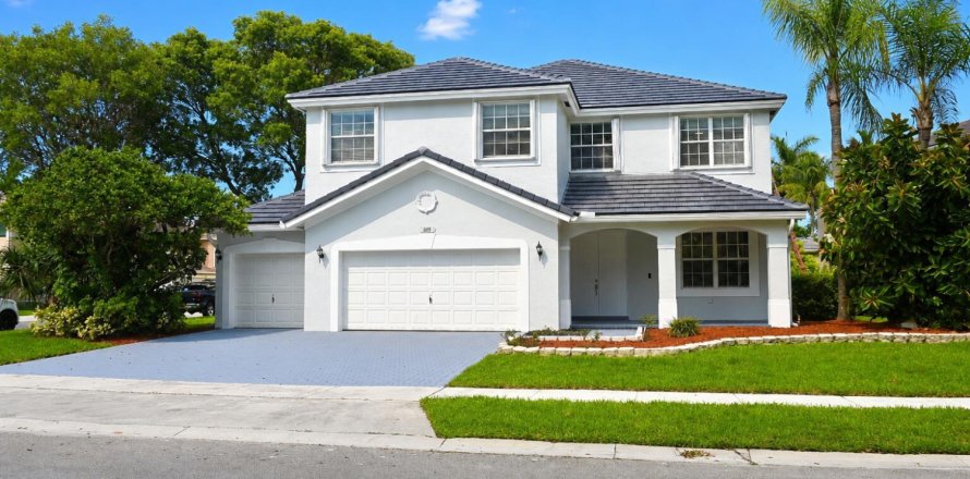 House in Pembroke Pines, Florida 5 bedrooms, 293.2 sq.m. № 2251193