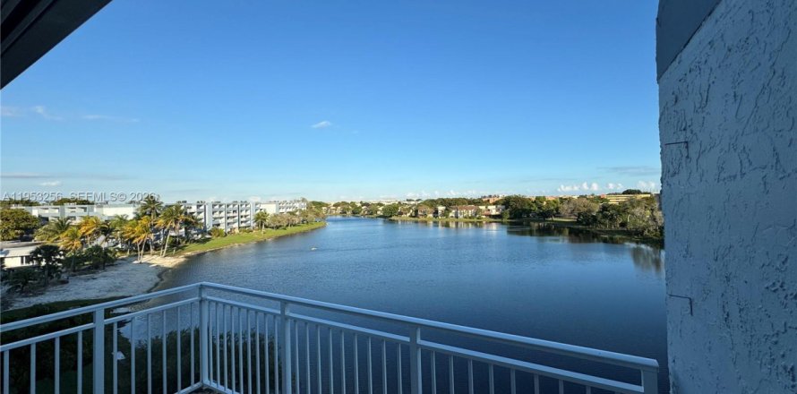 Apartamento en Miami, Florida 1 dormitorio, 104.52 m2 № 2054623