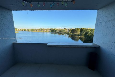 Apartamento en alquiler en Miami, Florida, 1 dormitorio, 104.52 m2 № 2054623 - foto 2