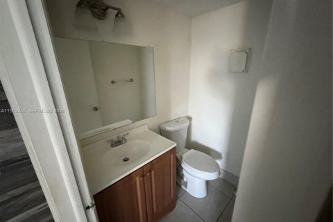 Apartamento en alquiler en Miami, Florida, 1 dormitorio, 104.52 m2 № 2054623 - foto 5