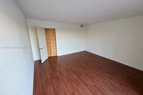 Apartamento en alquiler en Miami, Florida, 1 dormitorio, 104.52 m2 № 2054623 - foto 13