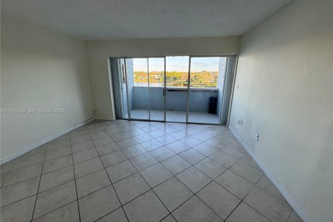 Apartamento en alquiler en Miami, Florida, 1 dormitorio, 104.52 m2 № 2054623 - foto 3