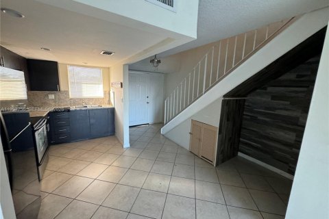 Apartamento en alquiler en Miami, Florida, 1 dormitorio, 104.52 m2 № 2054623 - foto 4