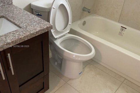 Commercial property in Miami, Florida 193.98 sq.m. № 1976777 - photo 13