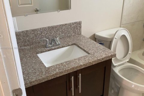 Commercial property in Miami, Florida 193.98 sq.m. № 1976777 - photo 12