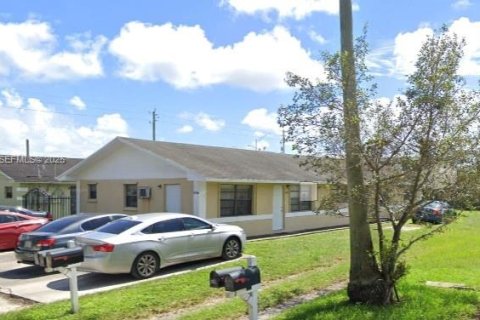 Commercial property in Miami, Florida 193.98 sq.m. № 1976777 - photo 2