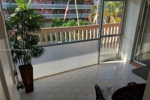 Condo in Hallandale Beach, Florida, 1 bedroom  № 2264842 - photo 12
