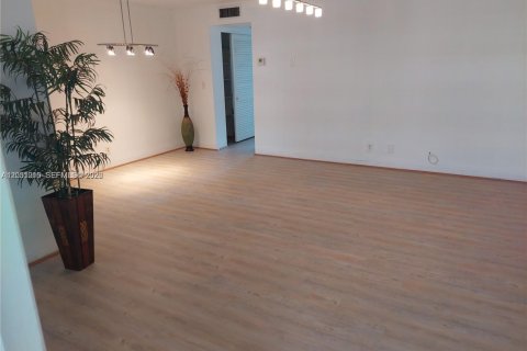 Condo in Hallandale Beach, Florida, 1 bedroom  № 2264842 - photo 4