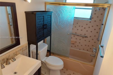 Condo in Hallandale Beach, Florida, 1 bedroom  № 2264842 - photo 9
