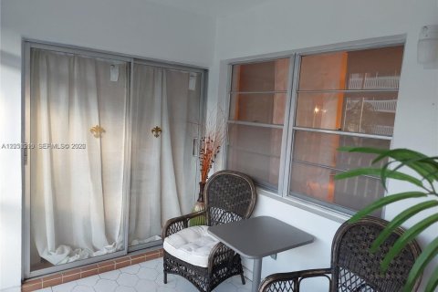 Condo in Hallandale Beach, Florida, 1 bedroom  № 2264842 - photo 11