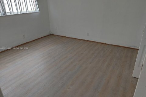 Condo in Hallandale Beach, Florida, 1 bedroom  № 2264842 - photo 8
