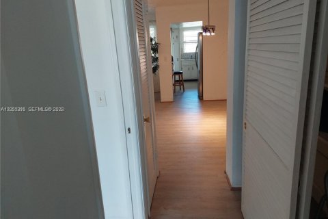 Condo in Hallandale Beach, Florida, 1 bedroom  № 2264842 - photo 5
