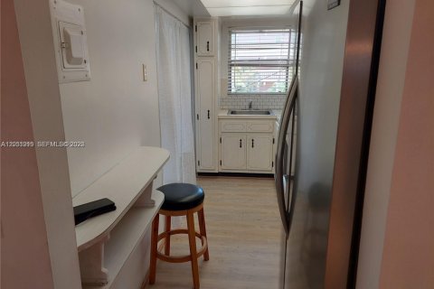 Condo in Hallandale Beach, Florida, 1 bedroom  № 2264842 - photo 6
