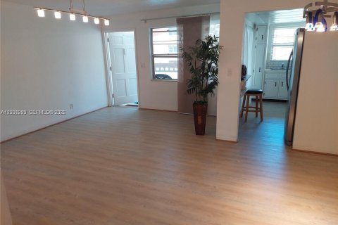 Condo in Hallandale Beach, Florida, 1 bedroom  № 2264842 - photo 13