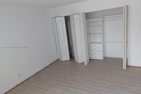 Condo in Hallandale Beach, Florida, 1 bedroom  № 2264842 - photo 7