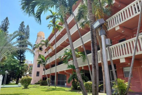 Condo in Hallandale Beach, Florida, 1 bedroom  № 2264842 - photo 10