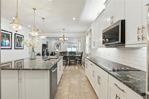 House in Kissimmee, Florida 5 bedrooms, 278.52 sq.m. № 1884508 - photo 6