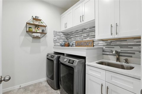 House in Kissimmee, Florida 5 bedrooms, 278.52 sq.m. № 1884508 - photo 10
