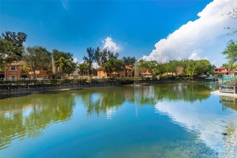 Townhouse in Dania Beach, Florida 3 bedrooms, 150.04 sq.m. № 1670959 - photo 2
