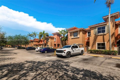 Townhouse in Dania Beach, Florida 3 bedrooms, 150.04 sq.m. № 1670959 - photo 3