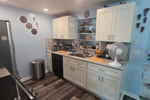 Casa en venta en Tampa, Florida, 6 dormitorios, 93.27 m2 № 1839980 - foto 8