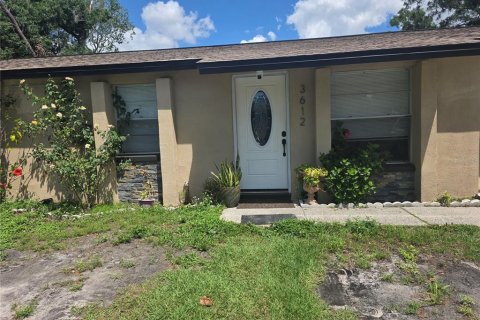 Casa en venta en Tampa, Florida, 6 dormitorios, 93.27 m2 № 1839980 - foto 1