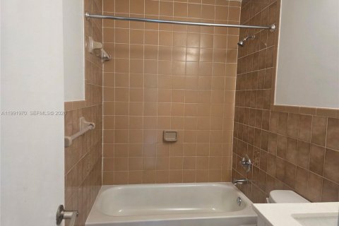 Villa ou maison à louer à Miami, Floride: 2 chambres, 206.61 m2 № 2055570 - photo 24