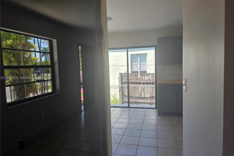 Villa ou maison à louer à Miami, Floride: 2 chambres, 206.61 m2 № 2055570 - photo 13