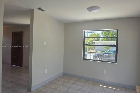 Villa ou maison à louer à Miami, Floride: 2 chambres, 206.61 m2 № 2055570 - photo 15