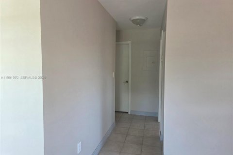 Villa ou maison à louer à Miami, Floride: 2 chambres, 206.61 m2 № 2055570 - photo 16