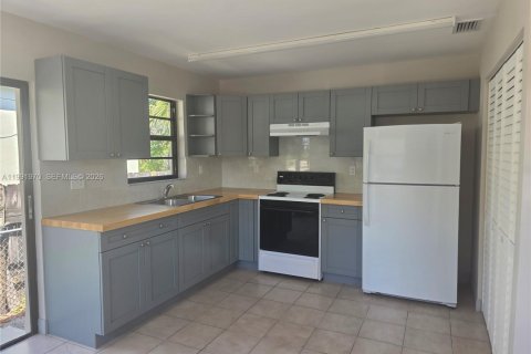 Villa ou maison à louer à Miami, Floride: 2 chambres, 206.61 m2 № 2055570 - photo 12