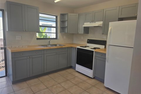Villa ou maison à louer à Miami, Floride: 2 chambres, 206.61 m2 № 2055570 - photo 8